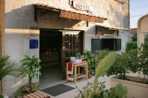  Hotel Trogir  Трогир
